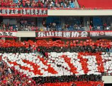 《足球直播》《足球直播》上海申花7轮不败领跑，成都蓉城5连胜稳住前二