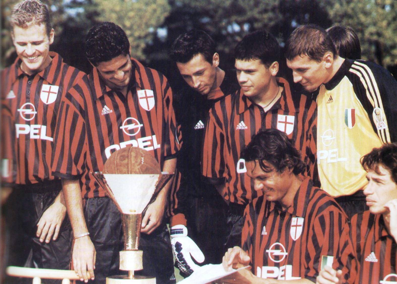 足球直播：【资料】AC米兰1999-2000赛季意甲第30-34轮，排名第3，舍瓦勇夺金靴